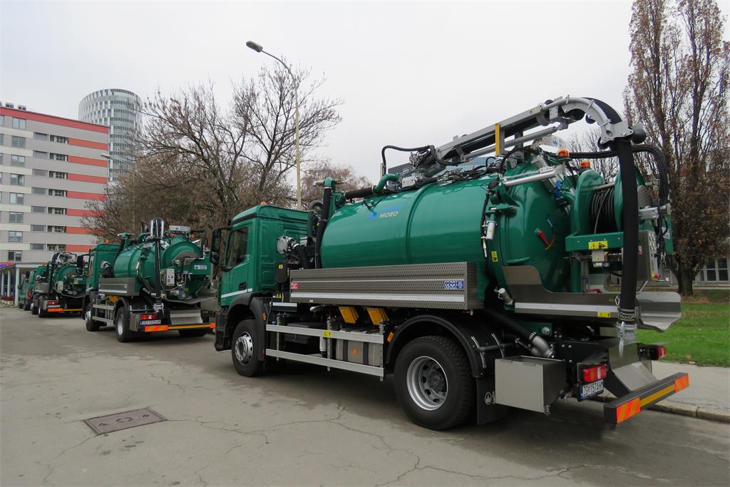 Special cleaning vehicles